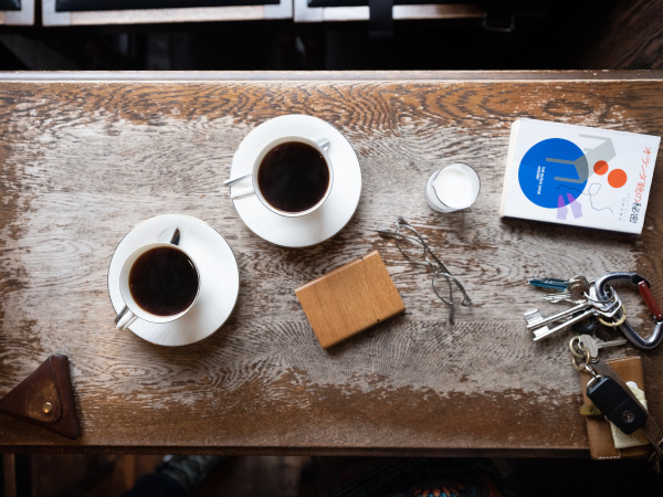 使い込まれたテーブルが味わい深い