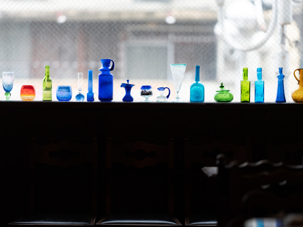 窓辺のガラス瓶は、ご主人が一つ一つ買い集めたもの