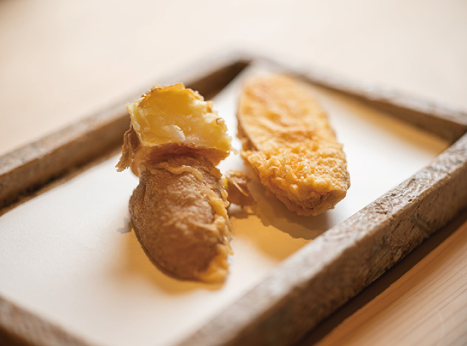 三島馬鈴薯を丸ごと天ぷらに。