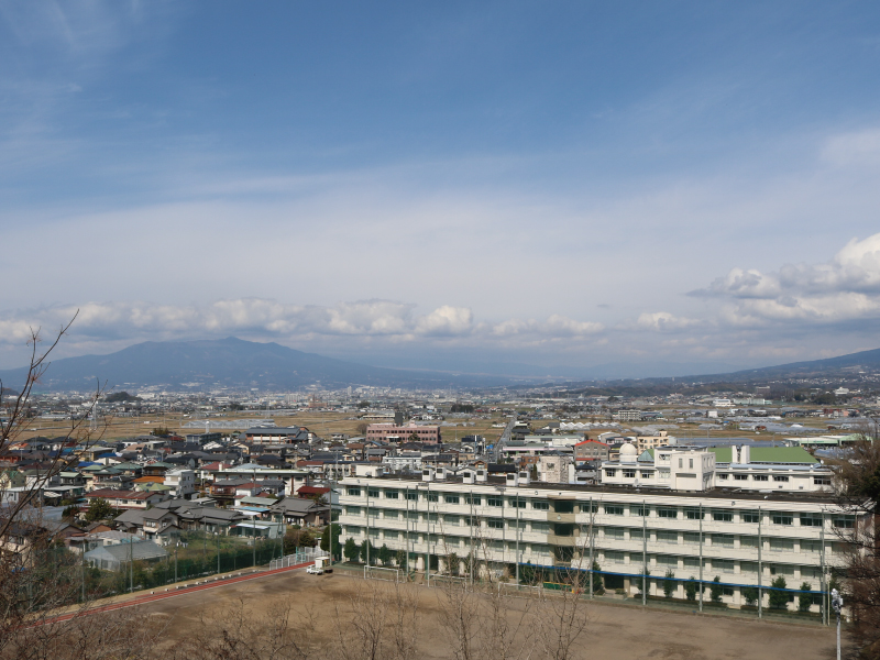 龍城山から望む韮山高校。
