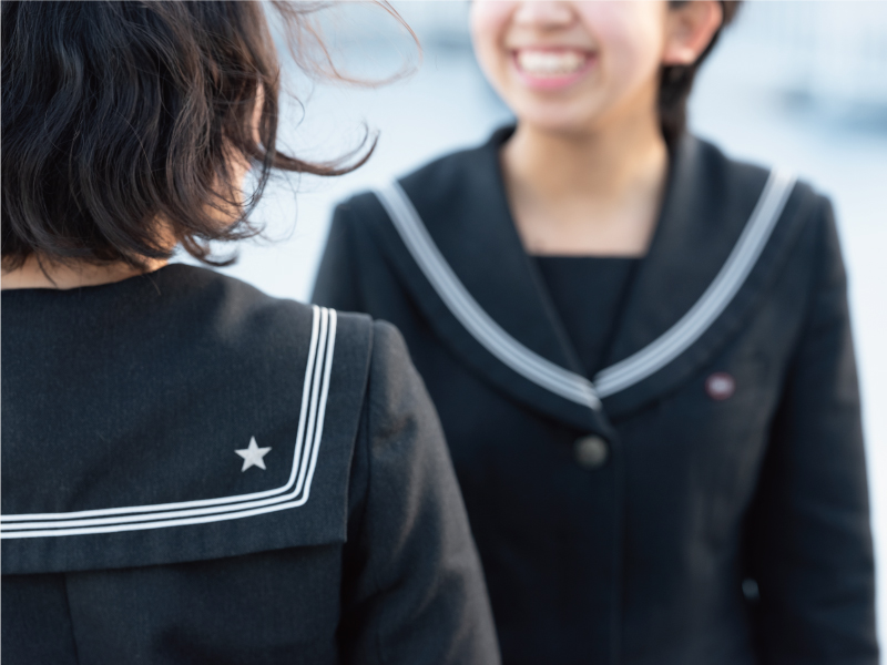 セーラー服の襟に輝くのは三島北高校のシンボル。