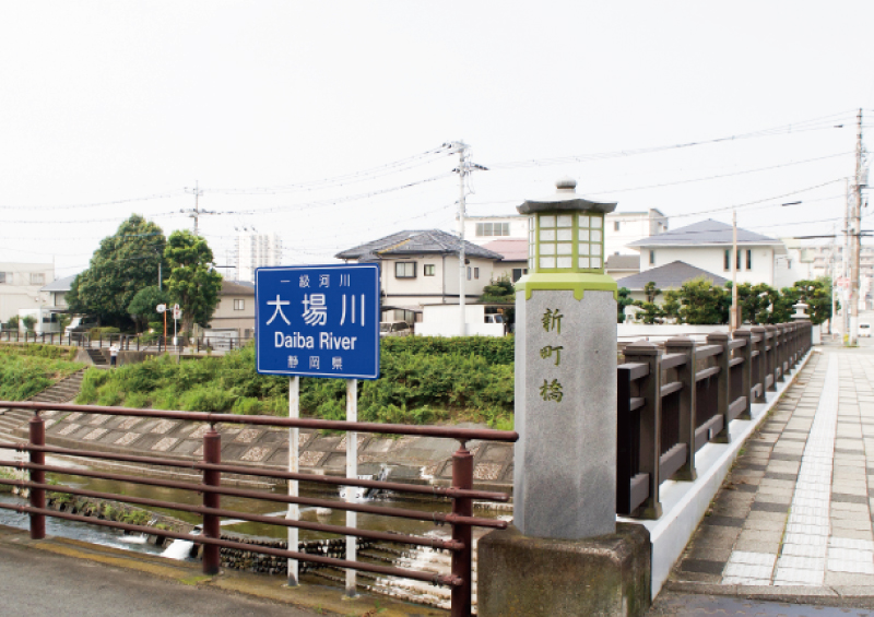 大場川にかかる新町橋を通り、旅人は三島へ入りました。